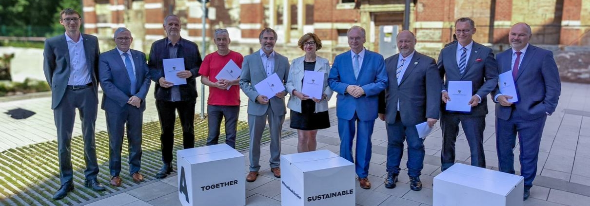 01 Ministerpraesident Dr. Reiner Haseloff uebergibt Foerderbescheide fuer Schule und Zekiwa Reallabor
