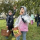 Zwei Kinder stehen auf einer Wiese und ernten Äpfel beim Ernte- und Saftfest Zeitz